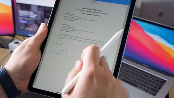 Náhled videa: podpis dokumentu na tabletu